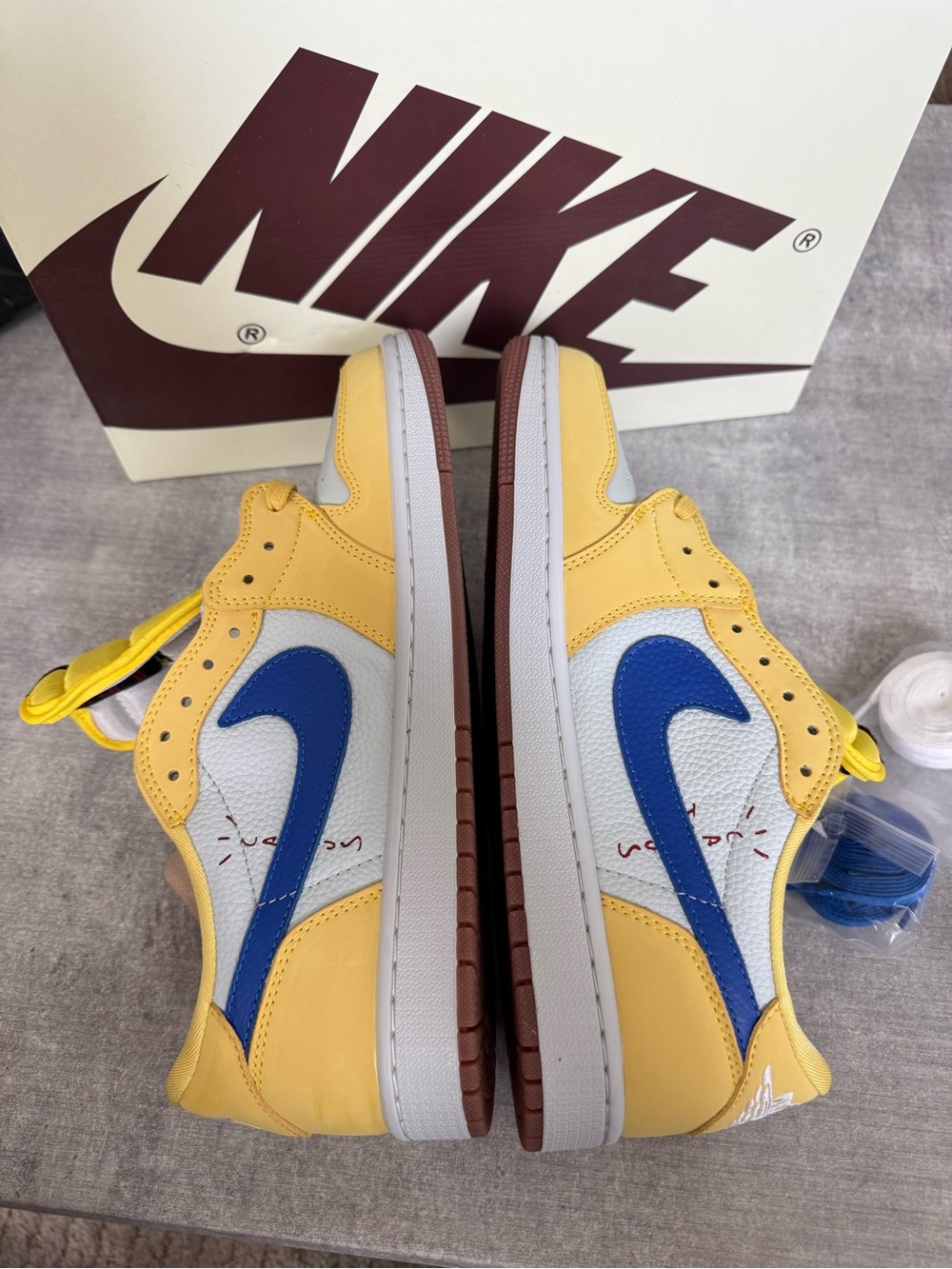 Jordan 1 Low Travis Scott Canary - Picture 3 of 10